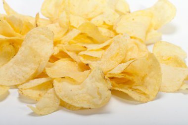 Patates cipsi beyaz arkaplanda izole