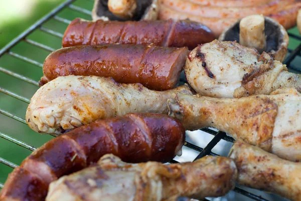 Grill med utsökt grillat kött på grill — Stockfoto