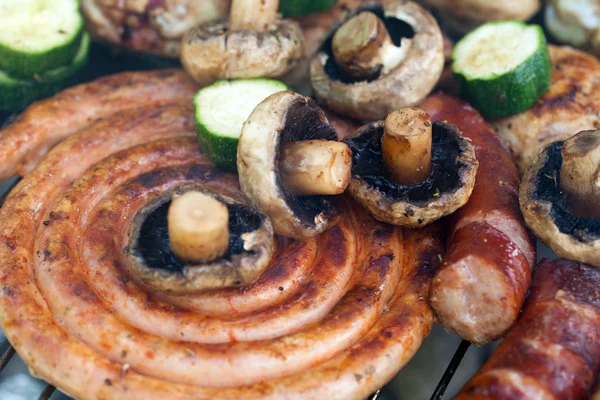 Barbacoa con deliciosa carne a la parrilla — Foto de Stock