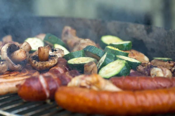 バーベキューグリルでおいしい焼き肉 — ストック写真