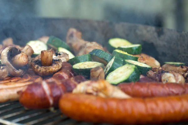 Barbecue avec délicieuse viande grillée sur le gril — Photo