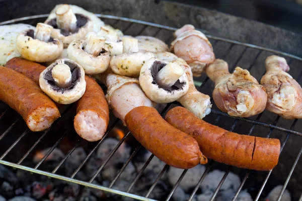 Grilování s lahodným grilovaným masem na grilu — Stock fotografie