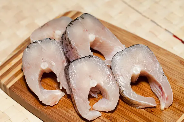Bit av färsk rå fisk. hälsosam kost. — Stockfoto