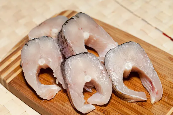 Un trozo de pescado crudo fresco. La dieta saludable . — Foto de Stock