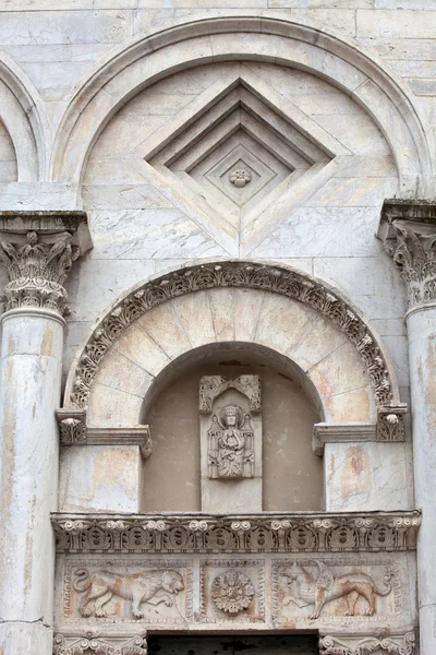 Lucca, St. Martin Katedrali 'nin ön cephesinden bir detay. Toskana