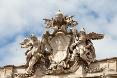 Trevi Çeşmesi çatı heykel, piazza di trevi. Roma, İtalya.