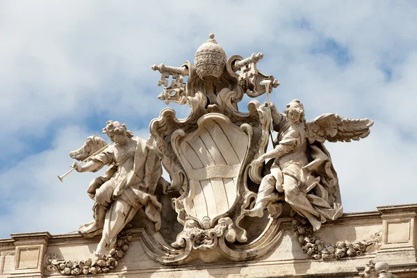 Trevi fontána střešní sochařství, piazza di trevi. Řím, Itálie. — Stock fotografie