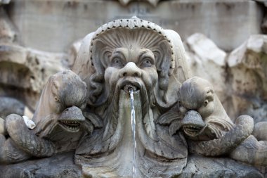 İtalya, Piazza della Rotonda Roma 'daki barok çeşmesinin heykel ayrıntıları.