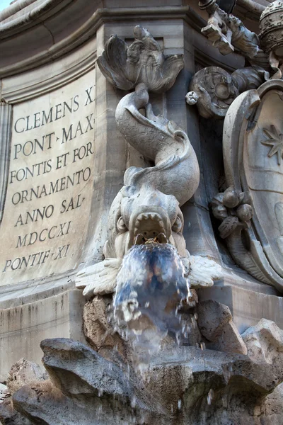 Dettaglio scultoreo della fontana barocca in Piazza della Rotonda Roma — Foto Stock