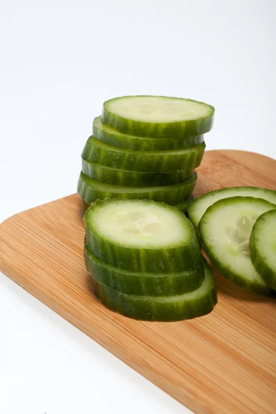 Le concombre vert isolé sur fond blanc — Photo