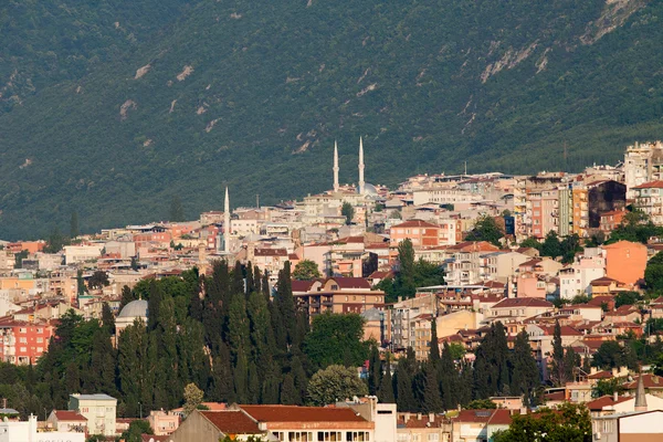 Moskee en vele huizen in bursa, Turkije — Stockfoto