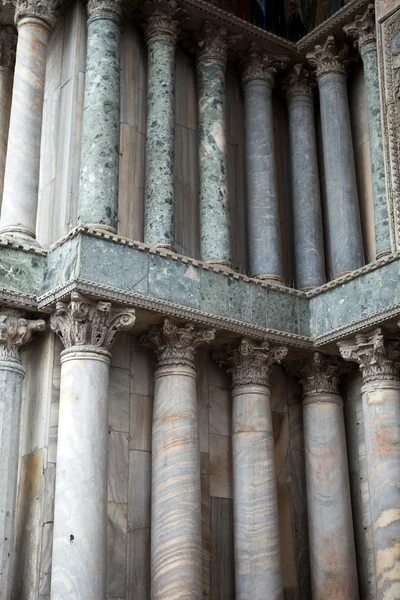 Benátky - mramorové sloupy v portál katedrály svatého Marka — Stock fotografie