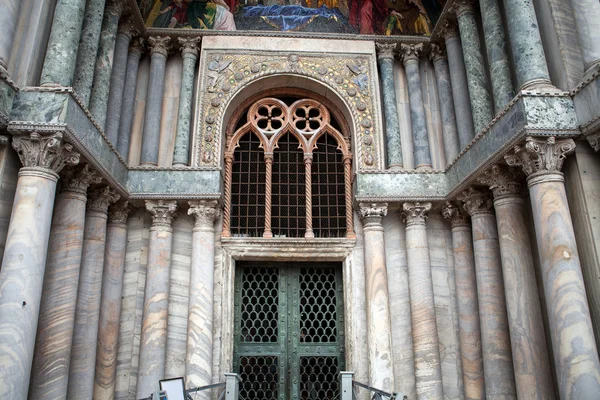 Benátky - mramorové sloupy v portál katedrály svatého Marka — Stock fotografie