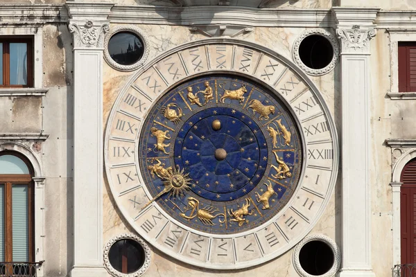 Venice, Torre dell Orologio - St Mark 's clocktower . — стоковое фото