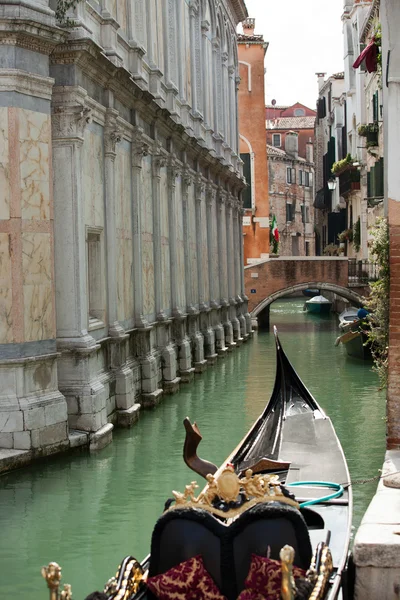 Canal estreito com gôndolas em Veneza, Itália — Fotografia de Stock