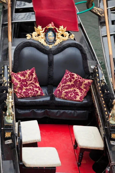 Venecia - Ricas decoraciones de la cubierta de una góndola veneciana —  Fotos de Stock