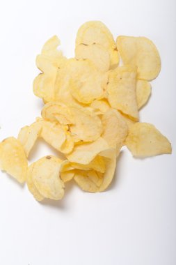 Patates cipsi beyaz arkaplanda izole