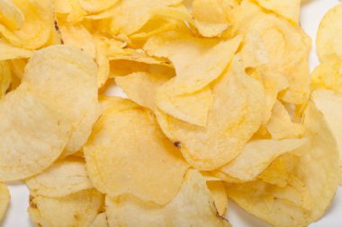 Patates cipsi beyaz arkaplanda izole