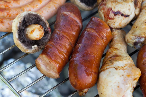 Grill med utsökt grillat kött på grill — Stockfoto