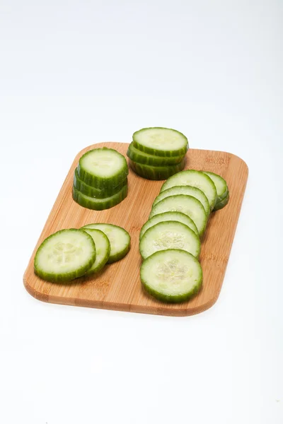 El pepino verde aislado sobre fondo blanco —  Fotos de Stock