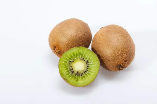 Kiwi fruits isolés sur fond blanc — Photo