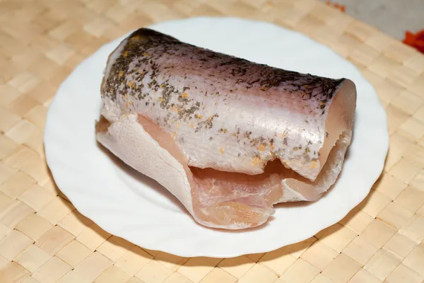 Bit av färsk rå fisk. hälsosam kost. — Stockfoto