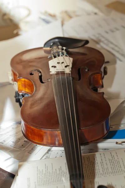 Foto ravvicinata del vecchio violino con partitura — Foto Stock