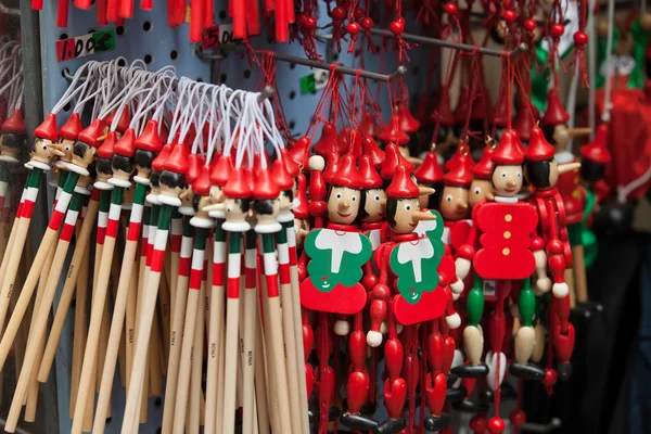 Marionetas de madera pintadas de la figura de Pinocho — Foto de Stock