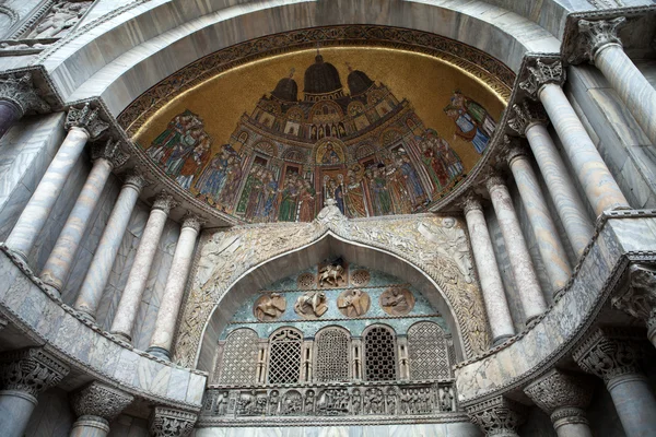 Veneza - entrada principal da basílica de São Marcos — Fotografia de Stock