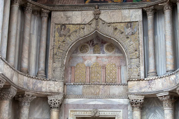 Venecia - entrada principal a la basílica de San Marcos — Foto de Stock