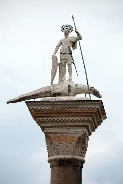 Venice. Piazetta - sculpture of St. Theodore, Venice's first patron — Stock Photo, Image