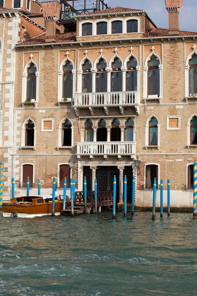 Wenecja - przepiękny zabytkowy budynek przy Canal Grande — Zdjęcie stockowe