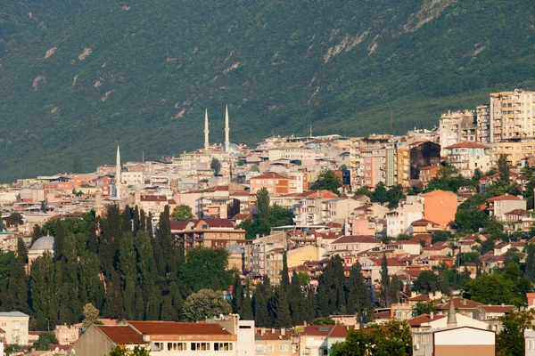 Mesquita e muitas casas em Bursa, Turquia — Fotografia de Stock