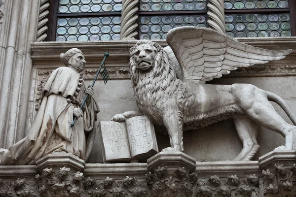 Venetië. gevleugelde leeuw van st. mark - symbool van Venetië — Stockfoto