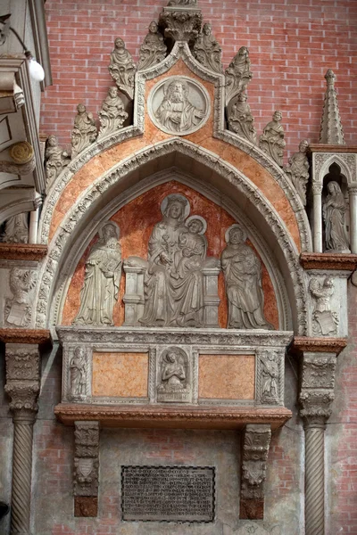 Τάφοι μεσαιωνικής και αναγεννησιακής τοίχο στο santi giovanni e paolo, Βενετία — Φωτογραφία Αρχείου