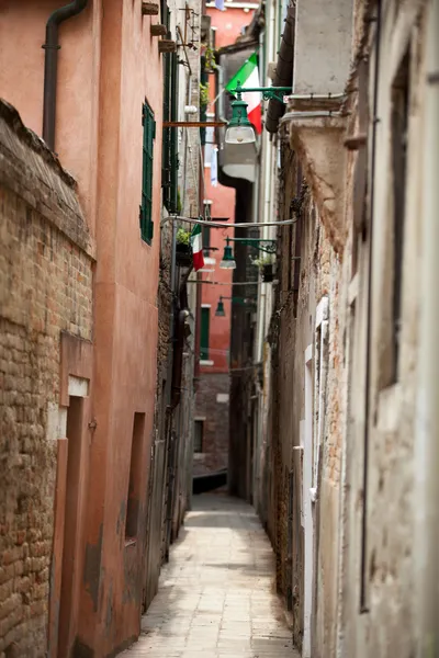Προβολή αρχαίων κτισμάτων και στενό δρόμο στη Βενετία — Φωτογραφία Αρχείου