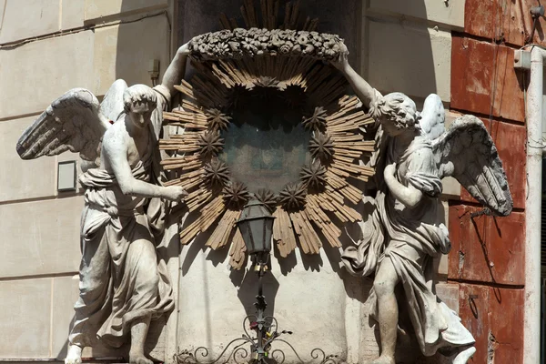 De trevi fontein of fontana di trevi is de grootste en bekendste fontein in rome. — Stockfoto