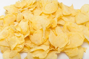 Patates cipsi beyaz arkaplanda izole