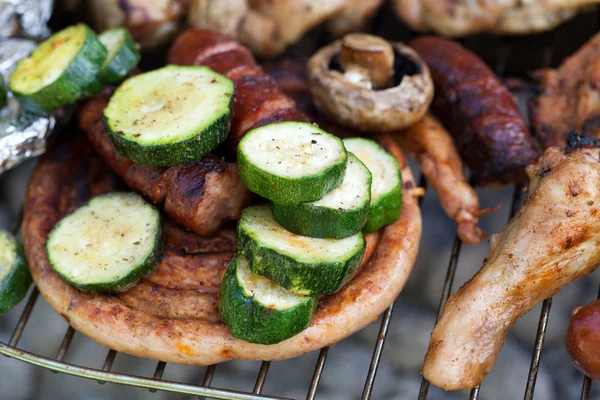 Barbacoa con deliciosa carne a la parrilla — Foto de Stock