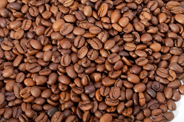 Granos de café de cerca aislados en blanco — Foto de Stock