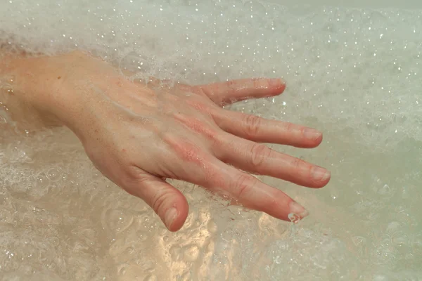 Die Wassermassage müder Hände — Stockfoto