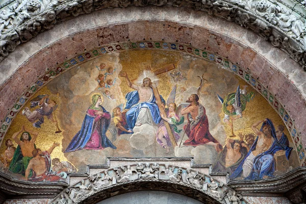 Benátky - hlavní vchod do baziliky svatého Marka — Stock fotografie