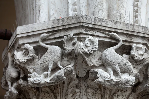 Venice - the unique beauty of the capitals of the columns of the Ducal Palace — Stock Photo, Image