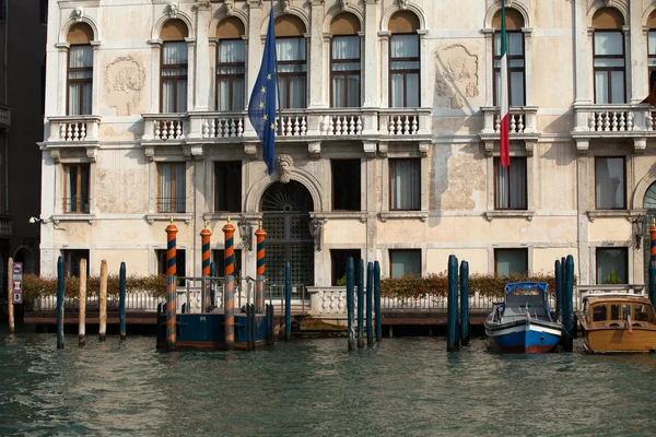 Wenecja - przepiękny zabytkowy budynek przy Canal Grande — Zdjęcie stockowe