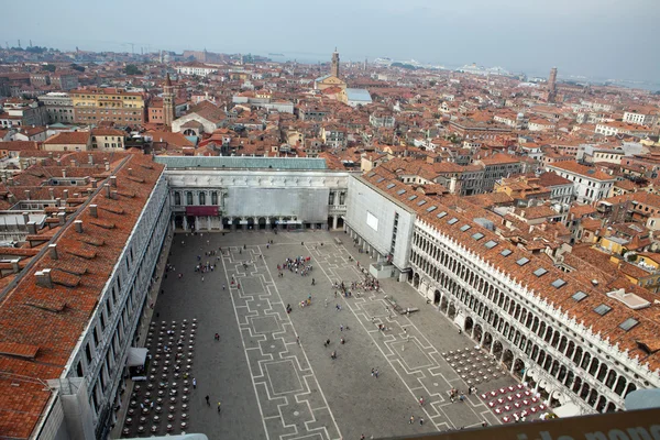 Letecký pohled na město Benátky z vrcholu zvonice na náměstí San Marco, Itálie — Stock fotografie