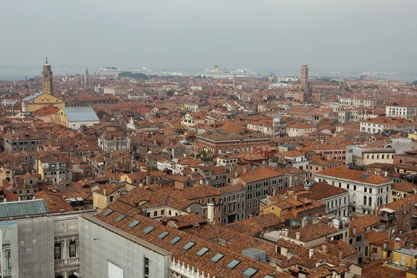 Letecký pohled na město Benátky z vrcholu zvonice na náměstí San Marco, Itálie — Stock fotografie