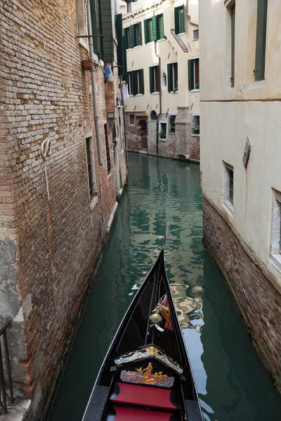 Narrow canal with gondolas in Venice, Italy — Stock Photo, Image