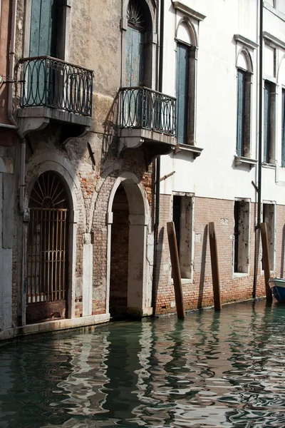 Veduta di antichi edifici e stretto canale a Venezia — Foto Stock