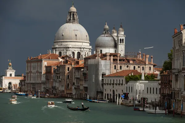 Venetië - het uitzicht op het canal grande en salute voor de storm — Stockfoto
