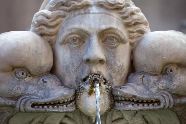 Скульптурные детали фонтана в стиле барокко на площади Пьяцца делла Ротонда, Рим, Италия — стоковое фото